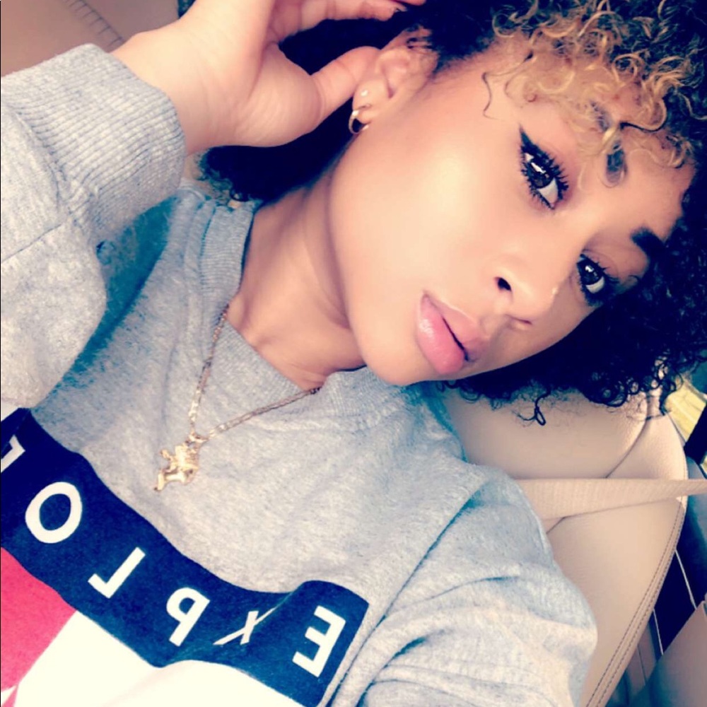 Meet your Posher, Destinee